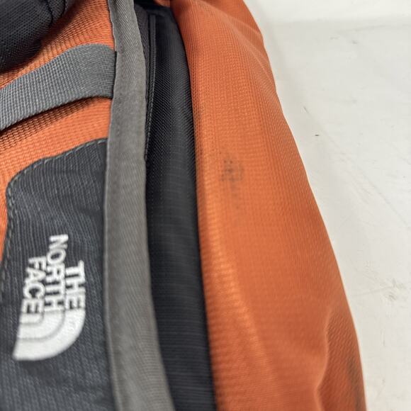 The North Face Meteor 30 Backpack Orange W/ Rain cover Hiking Backpacking - Picture 8 of 8